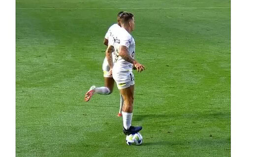 Soteldo soba na bola em provocação ao Vasco