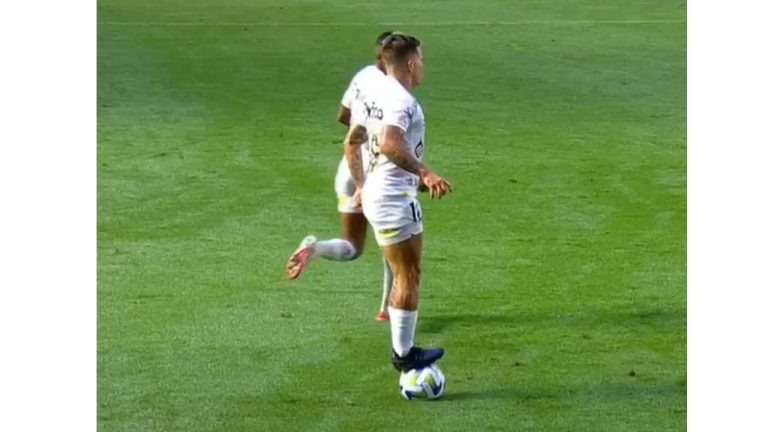 Soteldo soba na bola em provocação ao Vasco