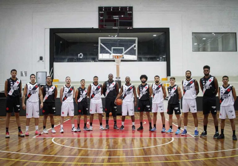 Jogadores com novo uniforme do basquete