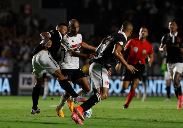 Bráulio da Silva Machado (ao fundo) observando lance em Vasco x São Paulo