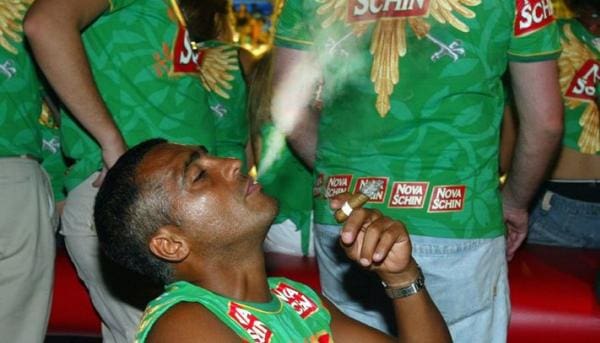 2006: Romário faz uma pausa na busca pelo milésimo gol para fumar um charuto no camarote da cerveja Nova Schin