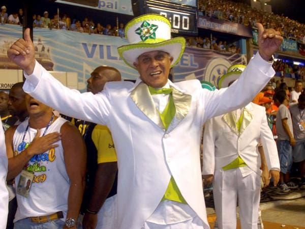 2009: Já presidente do Vasco, Roberto Dinamite desfila pela Mocidade Independente