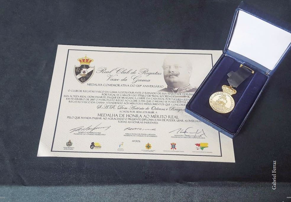 Medalha de Honra da Apam entregue ao Vasco em 2017 — Foto: Reprodução / Gabriel Ferraz