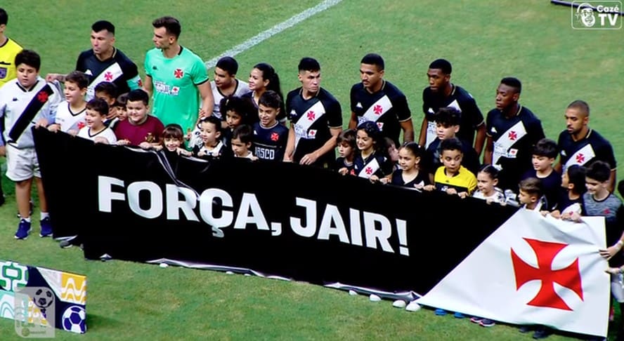Faixa dos jogadores do Vasco com homenagem para o meio-campista Jair — Foto: Reprodução