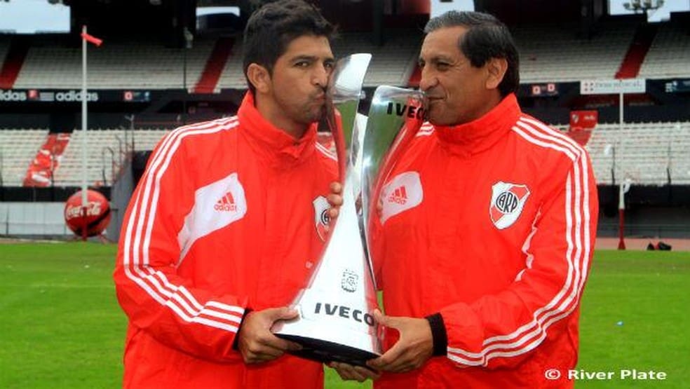 Emiliano Díaz e Ramón Díaz com a taça da Copa Campeonato de 2014, pelo River Plate — Foto: Divulgação / River Plate