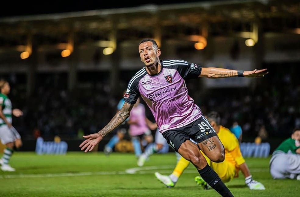 Clayton Silva, avançado do Casa Pia, de Portugal — Imagem: Reprodução/Instagram
