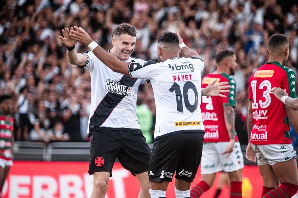 Vegetti e Payet comemoram gol em Vasco x Portuguesa — Foto: Leandro Amorim/Vasco