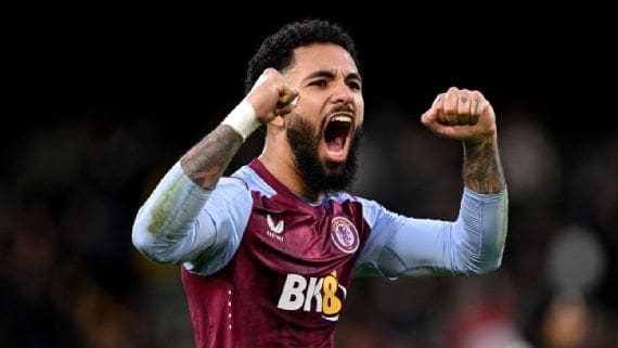 Douglas Luiz comemorando vitória do Aston Villa na Premier League - Foto: Mike Hewitt/Getty Images