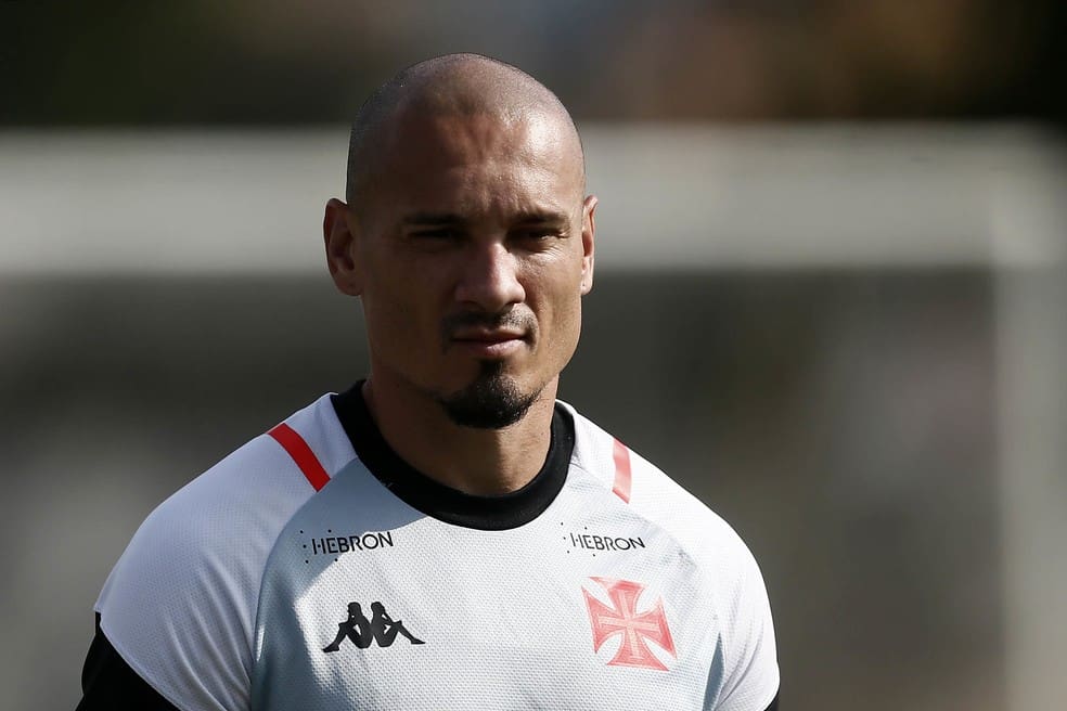 Maicon, zagueiro do Vasco, interessa ao Vitória — Foto: Daniel Ramalho / CRVG