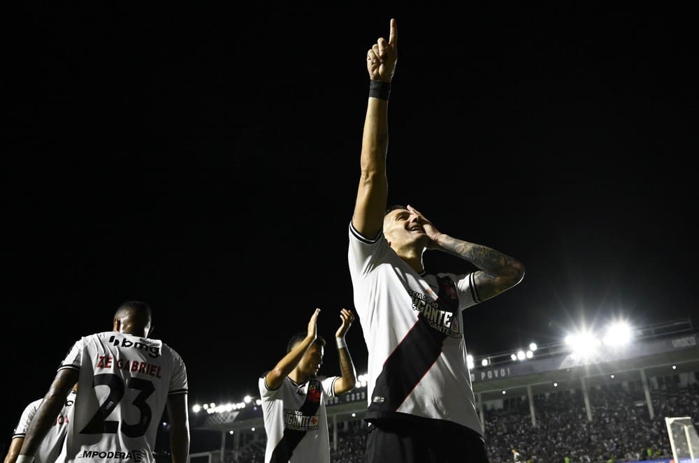 Vegetti comemora gol do Vasco contra o Água Santa — Foto: André Durão