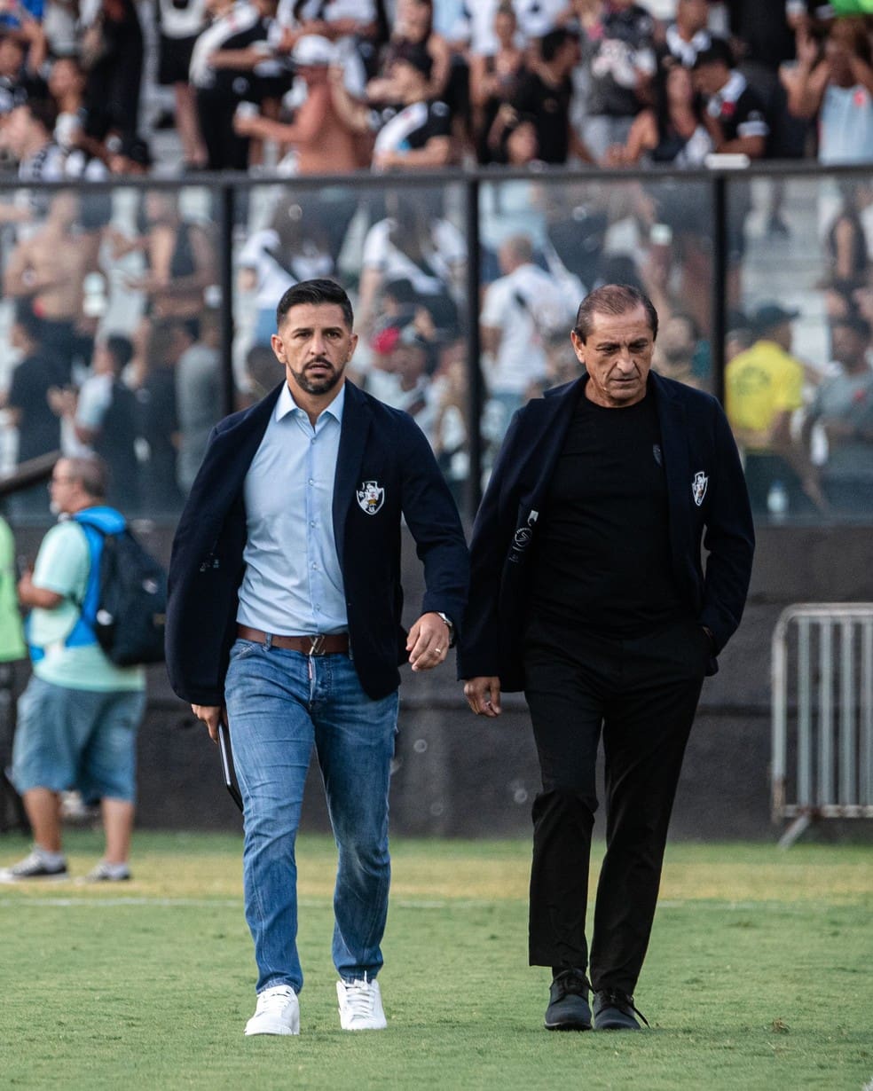 Emiliano e Ramón Díaz em Vasco x Portuguesa — Foto: Leandro Amorim/Vasco