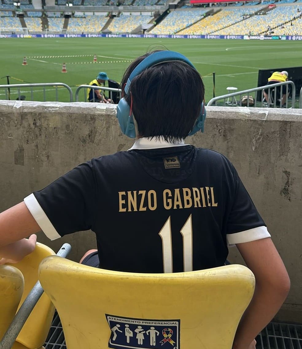 Enzo viu o jogo do Vasco bem próximo do campo, no Setor Sul — Foto: Arquivo pessoal
