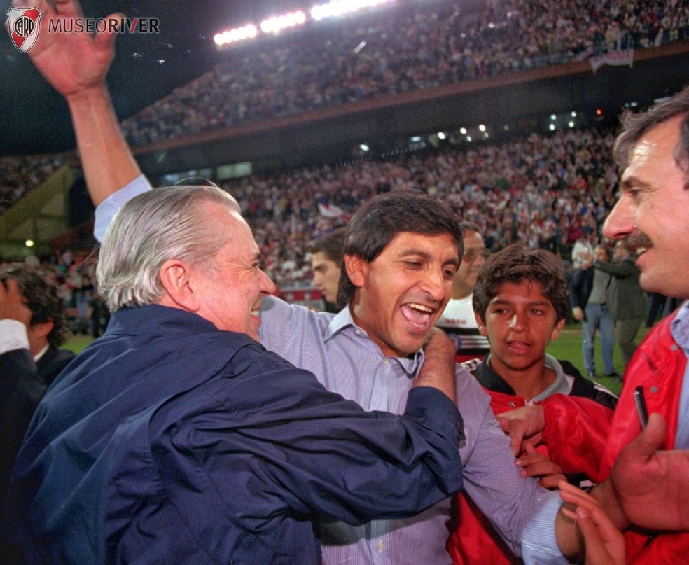 Ramón Díaz em comemoração de título do River Plate em 1997, com seu filho Emiliano ao lado — Foto: Reprodução
