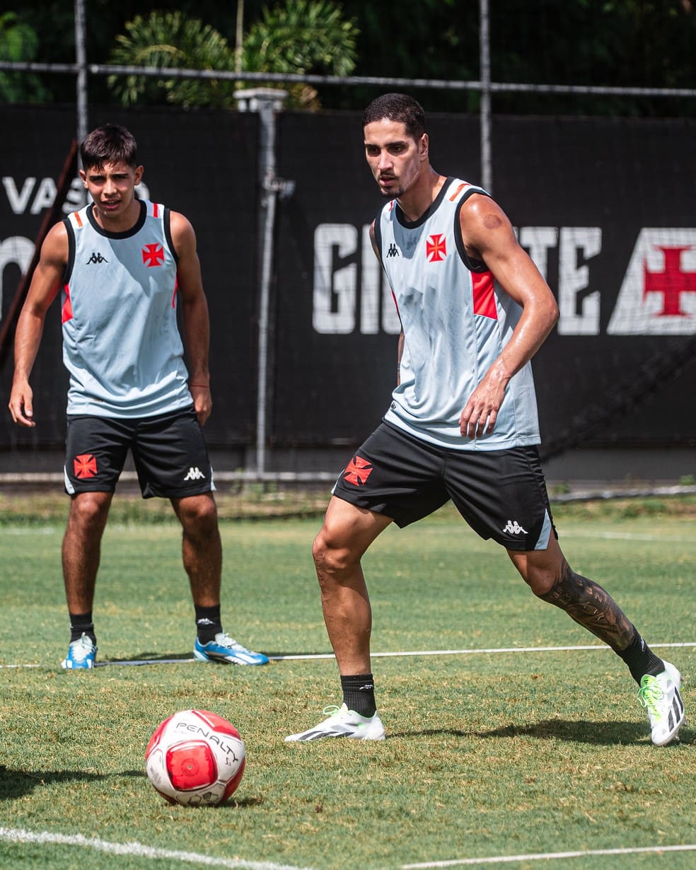 Sforza e Praxedes em ação no treino do Vasco — Foto: Leandro Amorim/Vasco