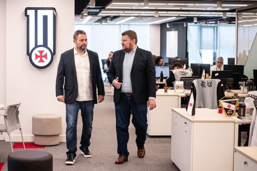 Alexandre Mattos na sede da SAF do Vasco, ao lado do CEO Lúcio Barbosa — Foto: Leandro Amorim