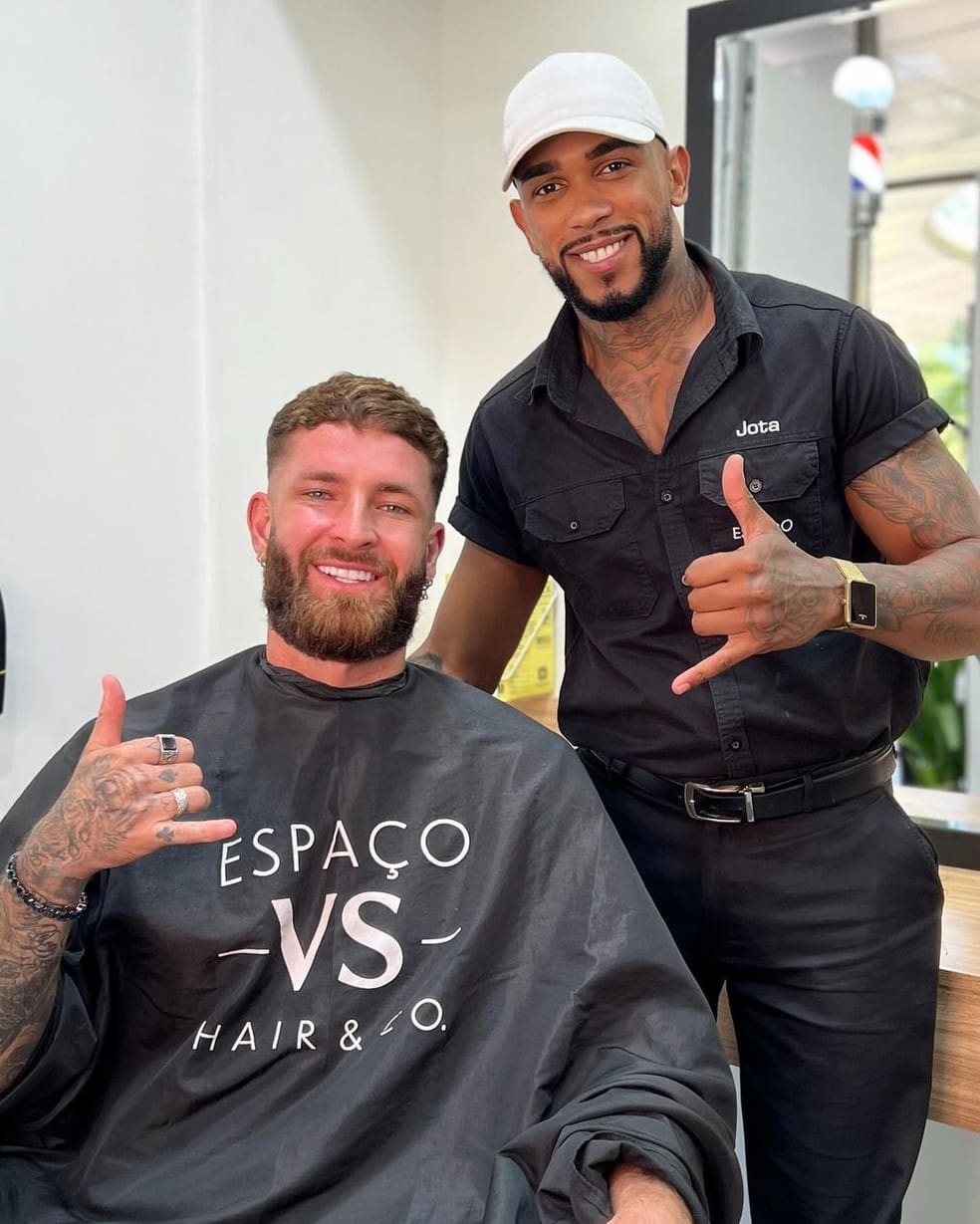 Léo Pereira, do Flamengo, com o barbeiro vascaíno Jota Oliveira — Foto: Divulgação