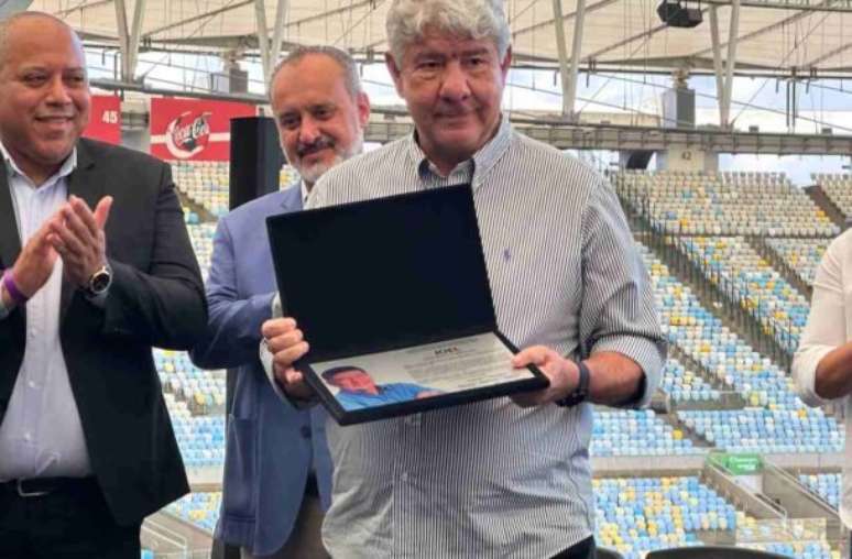 Foto: Lucas Bayer/Jogada10 - Legenda: Joel Santana em homenagem especial no Maracanã nesta segunda-feira (1) / Jogada10