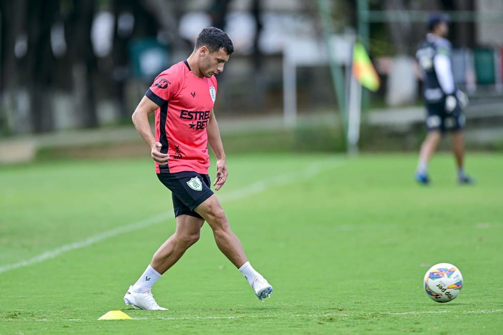 Emmanuel Martínez em treino do América de Minas Gerais — Foto: Mourão Panda / América