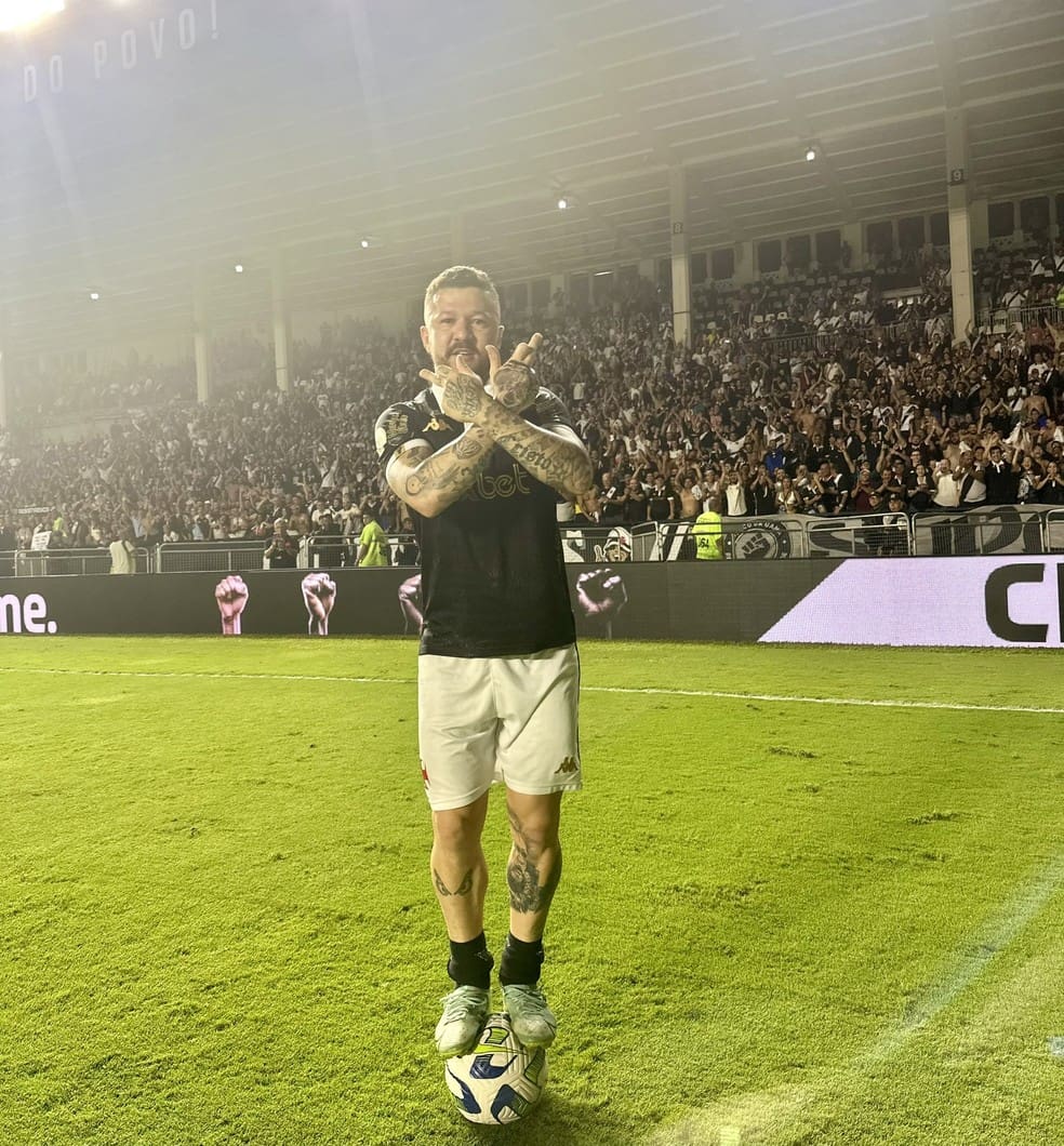 Rossi, do Vasco, provoca Santos e Soteldo e sobe em cima da bola — Foto: Reprodução