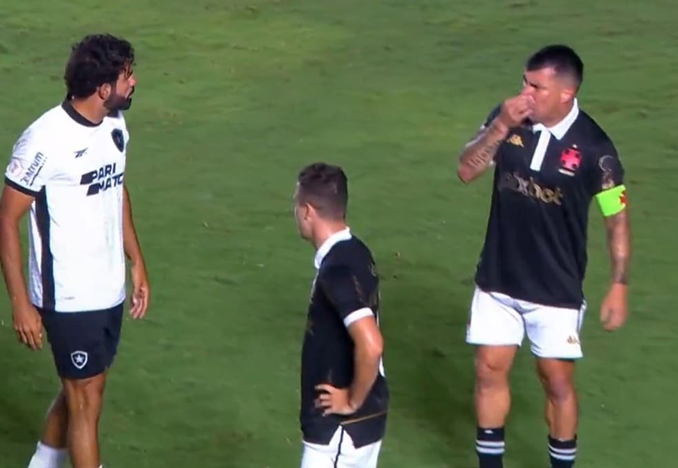 Medel provoca Diego Costa, em Vasco x Botafogo de 2023 — Foto: Reprodução