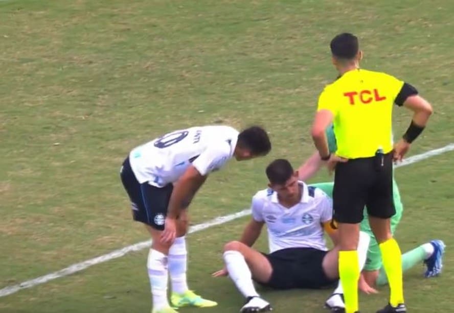 Kannemann ficou atordoado após choque de cabeça e necessitou ser substituído na partida entre Vasco e Grêmio — Foto: Reprodução