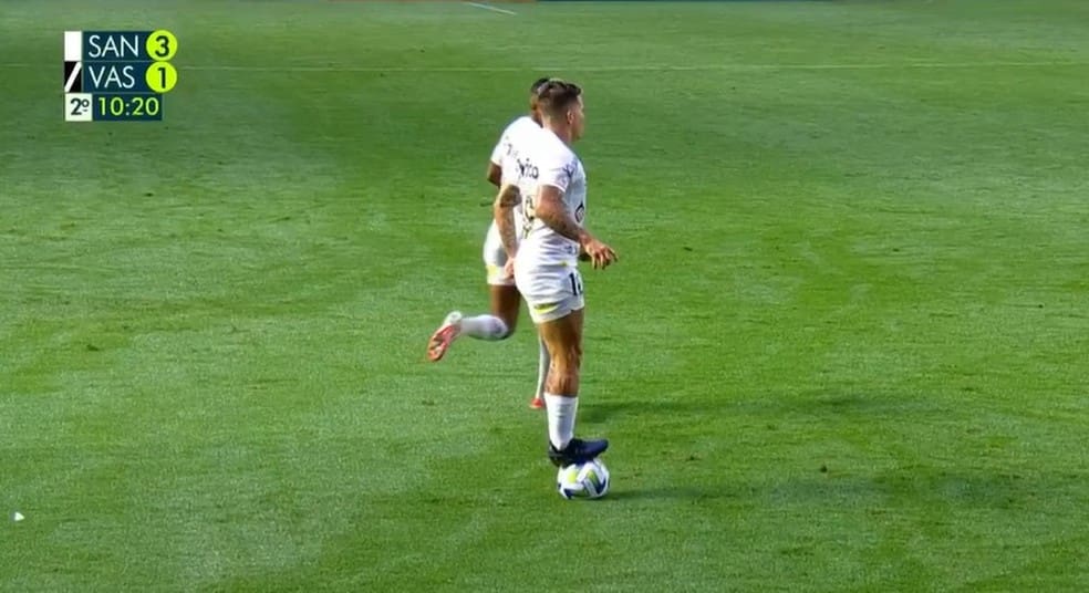 Soteldo sobe na bola durante jogo contra o Vasco — Foto: Reprodução