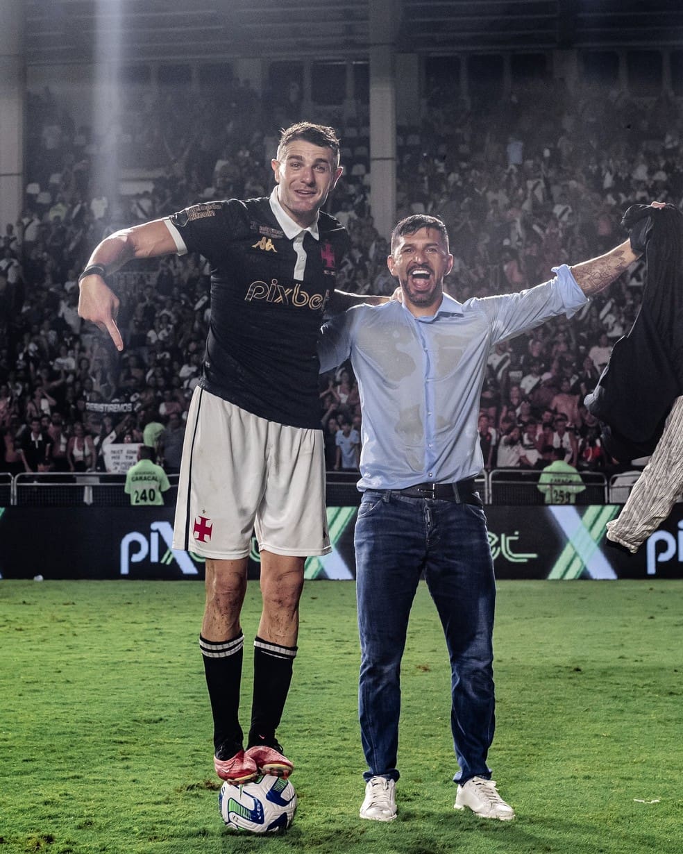Vegetti e Emiliano Díaz, do Vasco, provocam Soteldo — Foto: Leandro Amorim/Vasco