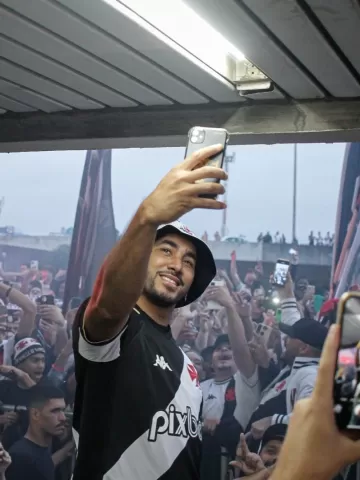 Estrela do elenco vascaíno, Dimitri Payet esteve em São Januário na vitória do Vasco por 2 a 1 sobre o Grêmio Imagem: Matheus Lima/Vasco da Gama