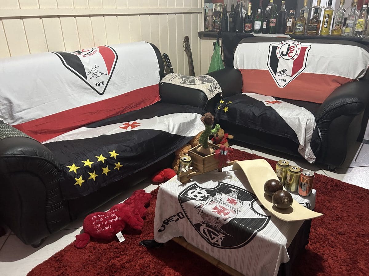 20240430-221817-4-sofas-com-as-bandeiras-do-vasco-e-do-jec-foto-julia-letwinkao-municipio-joinville Sofás com as bandeiras do Vasco e do JEC. | Foto: Julia Letwinka/O Município Joinville