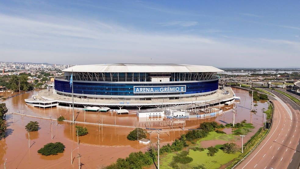 Estádio do Grêmio inundado devido às chuvas em Porto Alegre — Imagem: Reuters