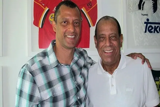 Alexandre Torres ao lado de seu pai, Carlos Alberto, o Capita, em dezembro de 2016 – Foto: Divulgação