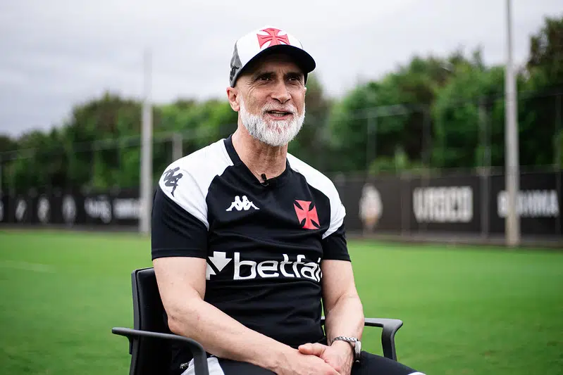 Álvaro Pacheco lista 4 atacantes para o clássico MeuVasco