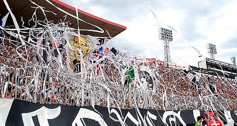 FlaFlu torcida com bandeiras e papel picado.