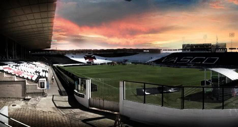 Estádio do Vasco ao entardecer com céu colorido.