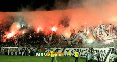 Torcida do Vasco com bandeiras e fumaça colorida.