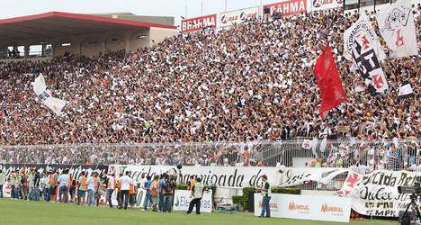Multidão de torcedores do Vasco na arquibancada.