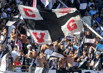 Torcida do Vasco com bandeira e bandeirinhas.
