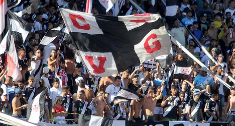 Torcida do Vasco com bandeira e bandeirinhas.