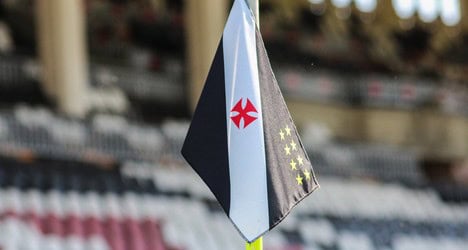 Bandeira do Vasco da Gama no estádio.