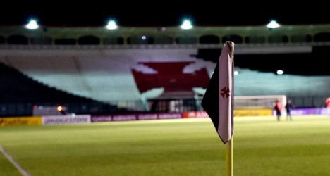 Bandeira do Vasco em campo de futebol.