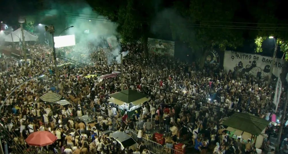 20240724-034242-3-a-festa-da-torcida-do-vasco-para-assistir-ao-jogo-com-o-bahia-em-frente-ao-estadio-de-sao-januario-na-barreira-foto-reproducaovascotv A festa da torcida do Vasco para assistir ao jogo com o Bahia em frente ao estádio de São Januário, na Barreira — Foto: Reprodução/VascoTV