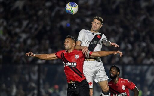 Vegetti e Pedro Henrique disputam a bola em Vasco x Atlético-GO | Thiago Ribeiro/Agif/Estadão Conteúdo