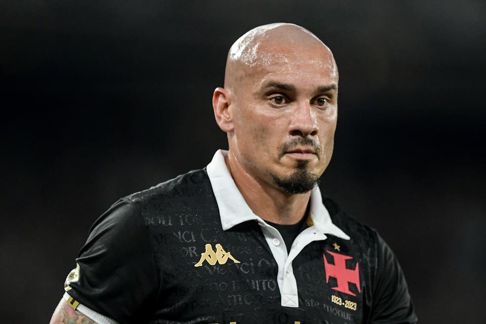 20240815-141750-1-maicon-tem-edema-na-coxa-e-e-duvida-no-vasco-para-jogo-contra-o-criciuma-foto-thiago-ribeiroagif-1 Maicon tem edema na coxa e é dúvida no Vasco para jogo contra o Criciúma — Foto: Thiago Ribeiro/AGIF