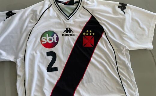Camisa 2 utilizada por Jorginho no título brasileiro do Vasco em 2000 — Foto: Tébaro Schmidt / ge