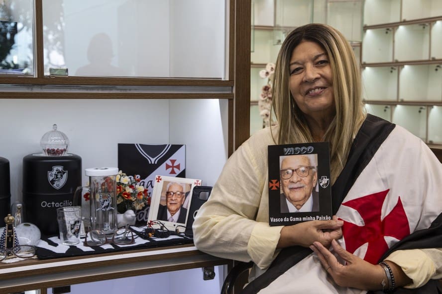 Rose Vasconcelos exibe a foto do pai Octacílio