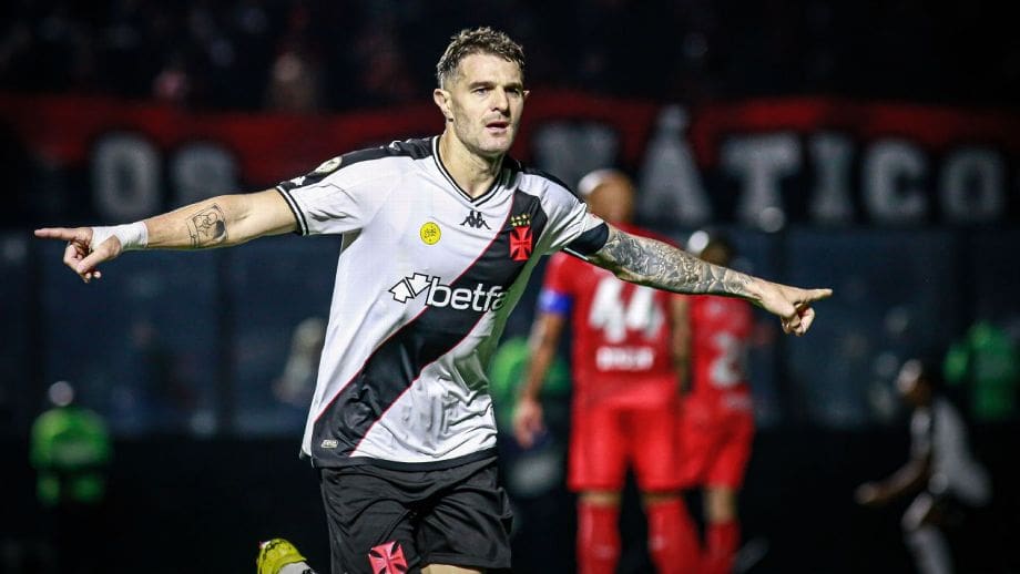 20240829-151243-1-pablo-vegetti-atacante-do-vasco-comemorando-gol-sobre-o-athletico-pr-em-sao-januario-foto-matheus-limavasco-1 Pablo Vegetti, atacante do Vasco, comemorando gol sobre o Athletico-PR, em São Januário - Foto: Matheus Lima/Vasco