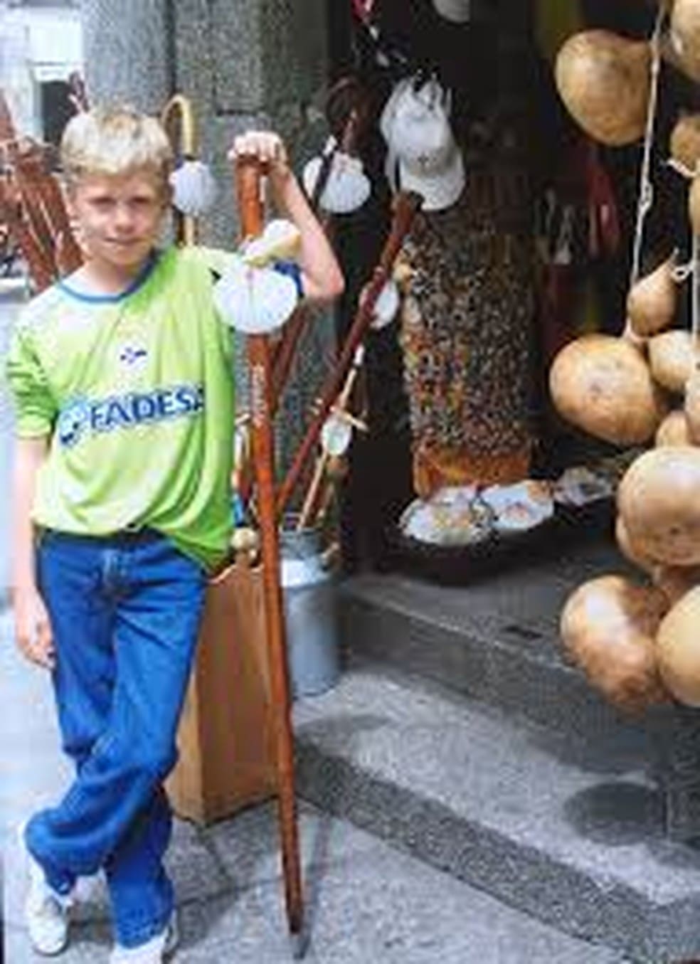 20240905-125929-1-maxime-dominguez-com-a-camisa-do-la-coruna-quando-era-pequeno-foto-arquivo-pessoal-la-opinion Maxime Dominguez com a camisa do La Coruña quando era pequeno — Foto: Arquivo Pessoal / La Opinión