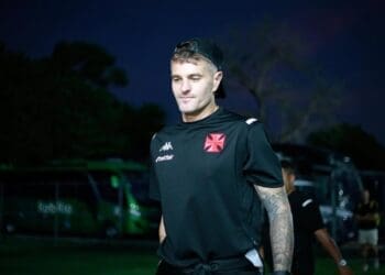 Vasco compartilha imagens da chegada da equipe ao Lourival Gomes; confira.