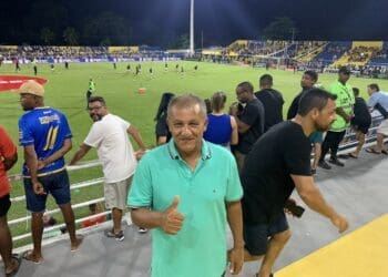 Lourival Gomes, presidente de honra do Sampaio Corrêa, cuja memória está eternamente ligada ao estádio, assiste ao jogo contra o Vasco.