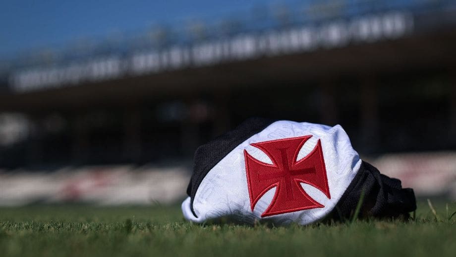 Camisa do Vasco no gramado de São Januário, no Rio de Janeiro - Foto: Dikran Sahagian/Vasco